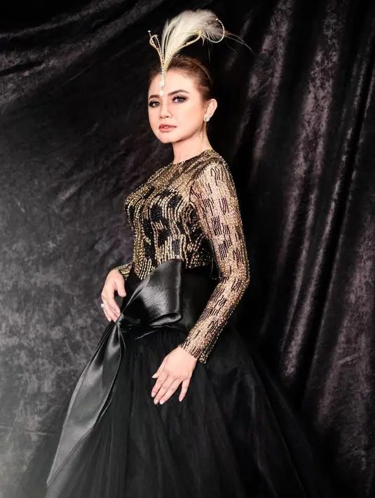 Seperti halnya dengan memakai black dress seperti ini. Rossa tampak begitu cantik dan memesona. Ia juga terlihat sangat elegan dengan model gaun seperti ini. (Instagram/itsrossa910)