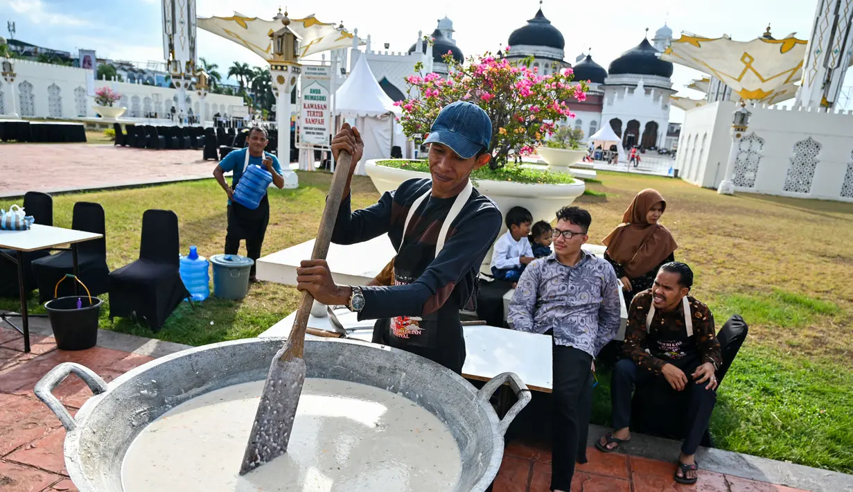 Beragam kegiatan dilakukan sambil menanti masuknya waktu berbuka puasa. (CHAIDEER MAHYUDDIN/AFP)