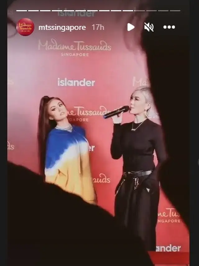 Agnez Mo bersama patung lilin dirinya yang dipajang di Madame Tussauds Singapura (Foto: Instagram mtssingapore)