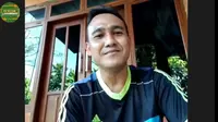Mantan pemain Petrokimia Putra Gresik, Jainal Ichwan. (Tangkapan layar Youtube Pinggir Lapangan)