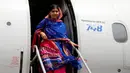 Penerima Nobel Perdamaian, Malala Yousafzai saat turun dari pesawat untuk merayakan ulang tahun ke-19 dirinya, bersama para pengungsi di kamp pengungsian Dadaab, dekat perbatasan antara Kenya-Somalia, (12/7). (REUTERS/Thomas Mukoya)