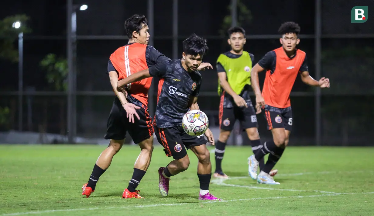 Sejumlah pemain Persija Jakarta melakukan latihan menjelang laga terakhir BRI Liga 1 2022/2023 melawan PSS Sleman di lapangan latih Jakarta International Stadium (JIS), Jakarta, Rabu (12/04/2023) malam WIB. Macan Kemayoran akan melakoni laga pamungkas mereka musim ini di Stadion Utama Gelora Bung Karno (SUGBK) pada Sabtu (15/04/2023). (Bola.com/Bagaskara Lazuardi)