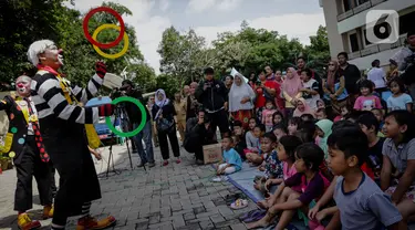 Badut yang tergabung dalam komunitas Aku Badut Indonesia (ABI) menghibur anak-anak di pengungsian korban banjir di Gor Pangadegan, Jakarta, Selasa (7/1/2020). Trauma healing diberikan para badut sebagai bentuk kepedulian terhadap anak-anak korban banjir Jakarta. (Liputan6.com/Faizal Fanani)