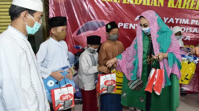 Erna Santoso turun langsung membagikan sembako dan paket bingkisan Lebaran