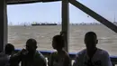 Sebagai informasi, Selat Hormuz merupakan jalur laut sempit dan strategis yang terletak di antara Iran (utara) dan Oman/Uni Emirat Arab (selatan). Tampak dalam foto, sebuah feri wisata berlayar melewati kapal pengangkut Liquefied Petroleum Gas (LPG) berbendera India, Jag Vasant, yang mengangkut gas minyak cair, di Pelabuhan Mumbai, India, setelah tiba melewati Selat Hormuz, Rabu, 1 April 2026. (AP Photo/Rafiq Maqbool)
