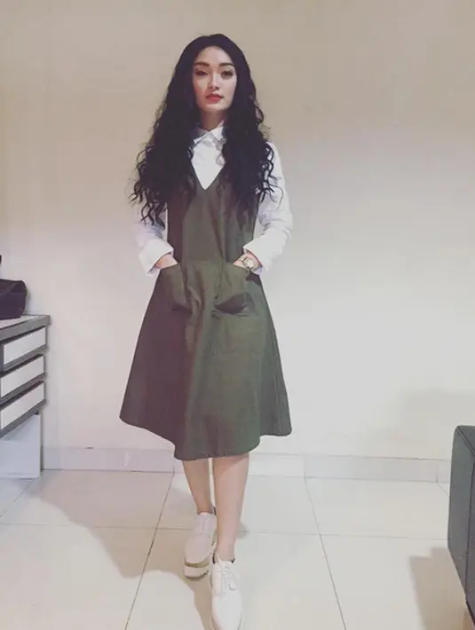 “Seneng banget, kan udah lama ga satu panggung. Kangen sama emak Jupe, dan Ayu. Kalau sama emak kan jarang ketemu dan bisa kumpul lagi bisa ngobrol bareng lagi, seneng sih,” ujar Zaskia Gotik. (Instagram/zaskia_gotix)