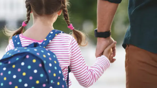 Anak Rewel di Hari Pertama Sekolah? Begini Cara Bijak Menghadapinya (photo by freepik.com)