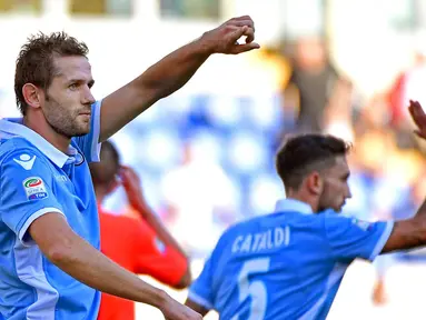 Pemain Lazio, Senad Lulic (kiri) merayakan golnya ke gawang Empoli pada lanjutan Serie A Italia di Stadion Olimpico, Roma, Italia, (25/9/2016). (EPA/Ettore Ferrari)