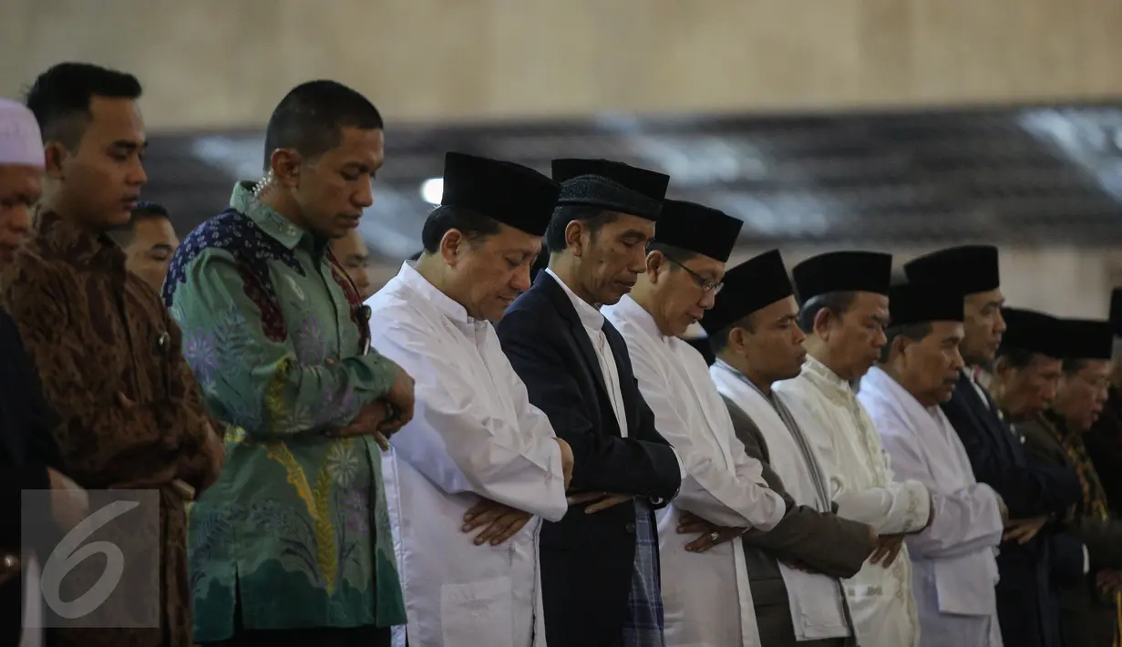 Presiden Joko Widodo diapit Menteri Agama Lukman Hakim dan Ketua DPD RI Irman Gusman melaksanakan ibadah salat tarawih pertama di Masjid Istiqlal, Jakarta, Rabu (17/6/2015). (Liputan6.com/Faizal Fanani)