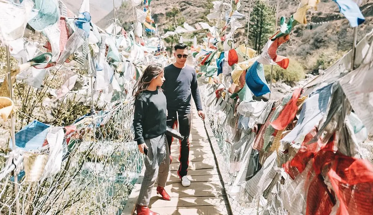 Selalu ada yang menarik dari penampilan Nikita Willy saat liburan, dan ini adalah penampilan Niki yang kompak memakai kaus hitam bersama lelaki pujaannya. Simple dan elegan, terlihat dari penampilan Niki. (Instagram/nikitawillyofficial94)