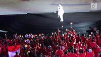 Penyanyi dangdut, Via Vallen membawakan  lagu "Meraih Bintang" pada pembukaan Asian Games 2018 di Stadion Gelora Bung Karno, Jakarta, Sabtu (18/8). Via Vallen menyanyi dengan energik, mengajak semua penonton bergoyang. (Liputan6.com/ Fery Pradolo)