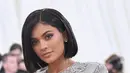 Lipstick terbaru Kylie Jenner tetap memberikan nuansa metalic. Kylie akan memberikan nama 'Majestic' pada lipstick terbarunya. (AFP/Bintang.com)
