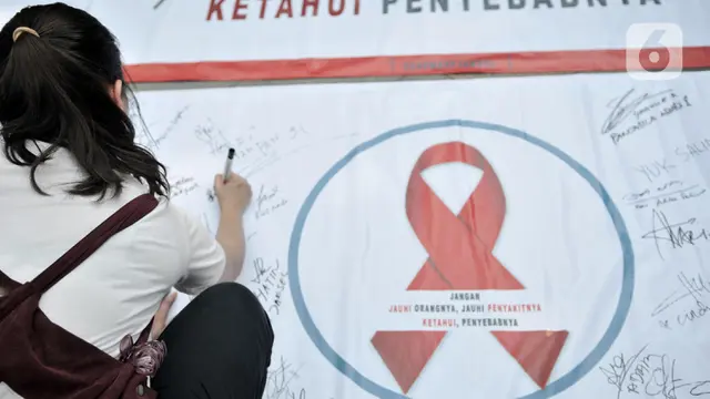 Peringati Hari AIDS Sedunia, Aktivis Bagikan Bunga Mawar