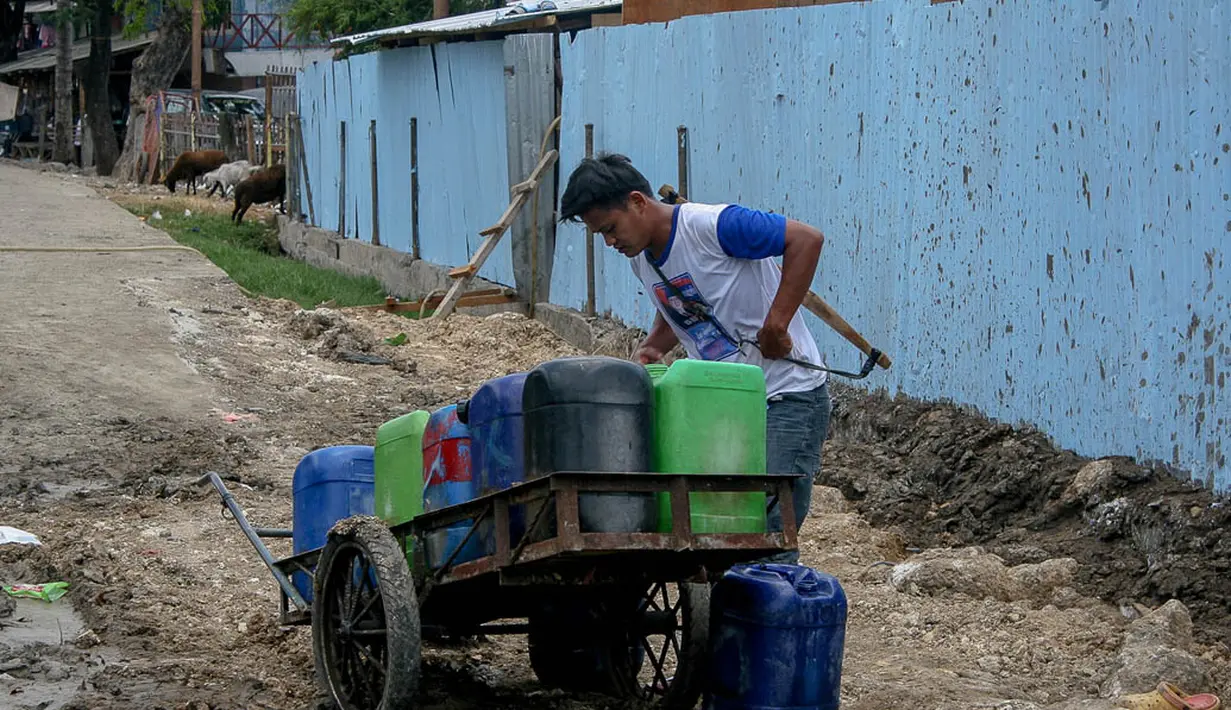 Di tengah musim kemarau seperti saat ini, pedagang air keliling di kawasan Jakarta kini meraup rezeki, Senin (22/9/14). (Liputan6.com/Faizal Fanani)