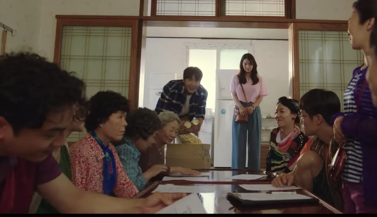 Pada episode lainnya, Shi Min Ah tampil kasual dengan kemeja dan denim. Yang jadi perhatian lainnya adalah tas bucket dari Alexander McQueen dengan kisaran harga Rp. 23 juta rupiah.