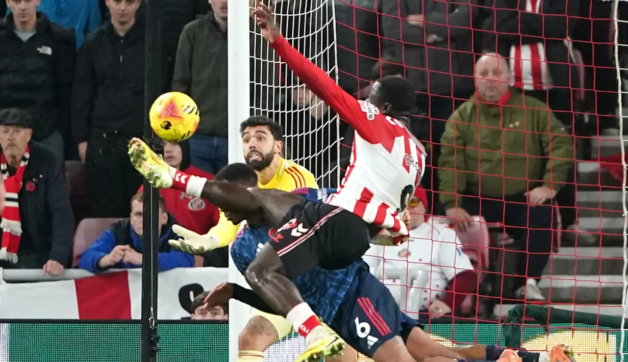 Pemain Sunderland, Brian Brobbey, mencetak gol ke gawang Arsenal pada laga Liga Inggris di Stadium of Light, Sabtu (9/11/2025). (Owen Humphreys/PA via AP)