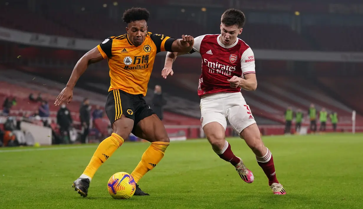 Gelandang Wolverhampton Wanderers, Adama Traore (kiri) berebut bola dengan bek Arsenal, Kieran Tierney pada pekan kesepuluh Liga Inggris di Emirates Stadium, London, Minggu (29/11/2020). Arsenal takluk 1-2 dari Wolverhampton Wanderers. (John Walton / POOL / AFP)