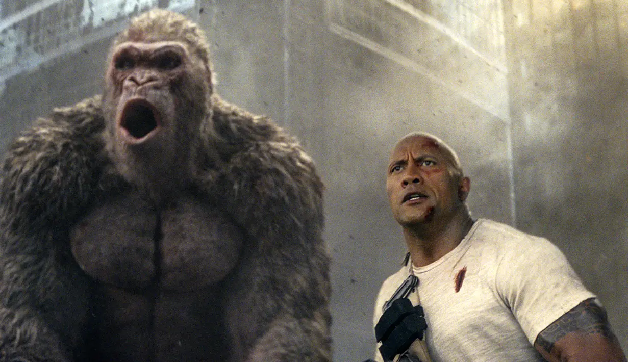 Aktor Dwayne Johnson alias The Rock dalam adegan film Rampage. Dalam film ini, The Rock beradu akting dengan Naomie Harris dan Joe Manganiello. (Warner Bros via AP)