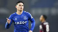 Pemain Everton, James Rodriguez, melakukan selebrasi usai mencetak gol ke gawang Leicester City pada laga Liga Inggris di Stadion Goodison Park, Rabu (27/1/2021). Kedua tim bermain imbang 1-1. (Paul Ellis/Pool via AP)