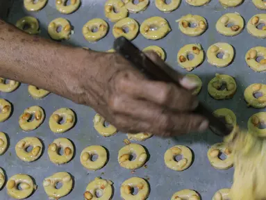 Pekerja menyelesaikan pembuatan kue kering di kawasan Kwitang, Jakarta, Senin (3/4/2023). (Liputan6.com/Herman Zakharia)