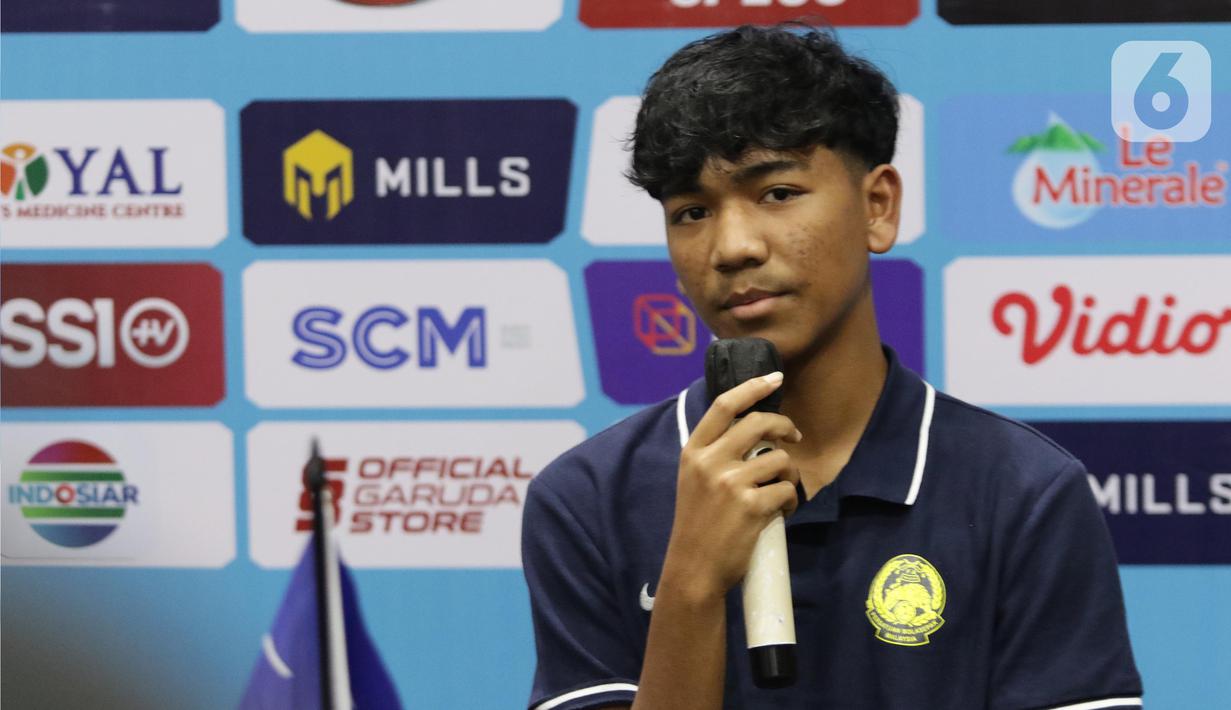 Pemain timnas U-17 Malaysia, Afiq Danish saat memberi keterangan terkait kesiapannya menghadapi laga Kualifikasi Piala AFC U-17 2023 grup B, Kabupaten Bogor, Jawa Barat, Jumat (30/9/2022). (Liputan6.com/Helmi Fithriansyah)