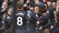 Mesut Ozil (kedua dari kanan) cetak gol untuk Arsenal saat bantai Everton (OLI SCARFF / AFP)
