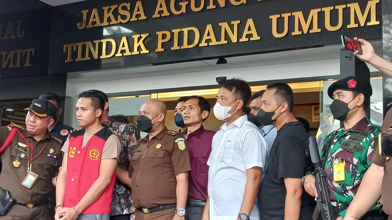 Richard Eliezer alias Bharada E ditampilkan di publik saat pelimpahan berkas tahap II. (Liputan6.com/Benedikta Ave)