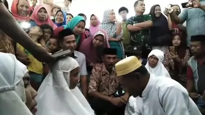 Ramli dan Salmawati saat sumpah Alquran (Fauzan/Liputan6.com)