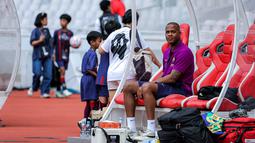 Legenda Barcelona sekaligus mantan pelatih Timnas Indonesia, Patrick Kluivert tengah duduk di bangku cadangan saat latihan jelang laga Clash of Legends melawan DRX World Legends di Stadion Utama Gelora Bung Karno (SUGBK), Senayan, Jakarta, Jumat (17/04/2026) sore WIB. (Bola.com/Bagaskara Lazuardi)