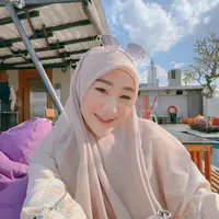 Larissa Chou tersenyum saat berselfie dengan kaca mata di kepalanya. Sebelum dikabarkan dekat dengan Rio Haryanto, Larissa Chou sempat dijodohkan dengan Zikri Daulay. (Instagram/Larissachou)