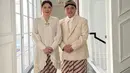 Istri Menteri BUMN, Elizabeth Tjandra tampil dengan kebaya klasik warna putih lengan panjang dari Svarna by Ikat Indonesia, dipadukan dengan kain batik sebagai bawahannya. [Instagram/@erikthohir]