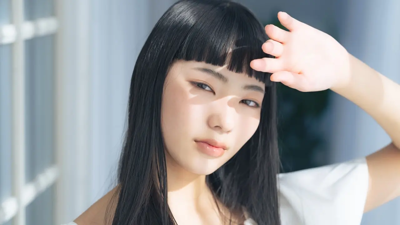 introvert tidak tersenyum serius rambut hitam sehat