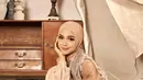 Ria Ricis sendiri tampil cantik dengan bold makeup bernuansa cokelat muda yang lembut, dipadu dress dan hijab yang sempurna. Foto: Instagram.