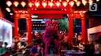 Atraksi barongsai menghibur pengunjung Vihara Dhanagun pada malam Tahun Baru Imlek 2571 di Bogor, Jumat (24/1/2020). Atraksi barongsai dan liong dilakukan Grup Atraksi Seni Indonesia (GASI) untuk menghibur jemaah yang bersembahyang selama malam Imlek. (merdeka.com/magang/Muhammad Fayyadh)