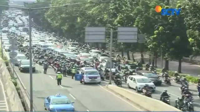 JLNT Kasablanka yang dikhususkan untuk kendaraan roda empat hari ini tak terlihat lagi sepeda motor yang melintas di atasnya.