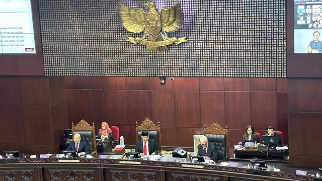 Majelis Kehormatan Mahkamah Konstitusi (MKMK) membacakan putusan nomor 5/MKMK/L/10/2023 dengan sanski teguran lisan atas enam hakim konstitusi lantaran terbukti melanggar prinsip kepantasan dan kesopanan (Liputan6.com/Nanda Perdana Putra)