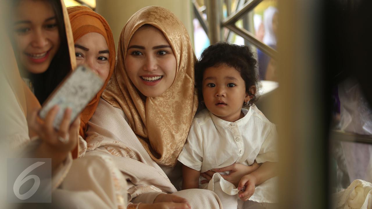 Ayu Ting Ting dan putrinya, Bilqis.