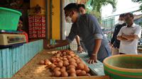 Kepala Badan Pangan Nasional Arief Prasetyo Adi meninjau harga telur ayam