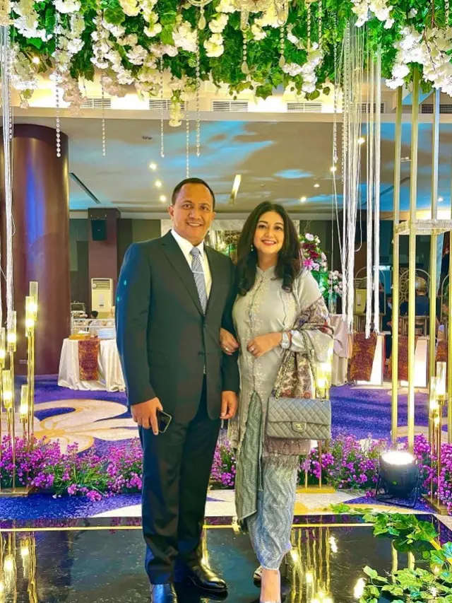 Inspirasi Gaya Rambut Terurai Bella Saphira saat Kondangan