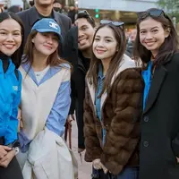 Sederet artis Tanah Air tak sengaja bertemu di Tokyo sebelum gelaran Tokyo Marathon. Ada Nagita Slavina, Yuki Kato, Aaliyah Massaid hingga Pinka Hapsari tampil dengan gaya stylish khas musim dingin [@raffinagita1717]
