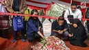 Warga membaca doa di depan makam Presiden ketiga RI BJ Habibie di TMP Kalibata, Jakarta, Kamis (12/9/2019). Tidak hanya dihadiri tokoh-tokoh penting, ratusan warga juga antusias datang ke TMP Kalibata untuk mengantarkan BJ Habibie ke tempat peristirahatan terakhirnya. (Liputan6.com/Herman Zakharia)