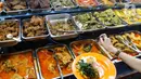 Menu-menu disusun bertingkat, sedemikian rupa, persis di depan penjualnya. (Liputan6.com/Herman Zakharia)