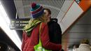 Pasangan saat berpartisipasi dalam "No Pants Subway Ride" di Wina, Austria, (10/1/2016). Acara ini dimulai pada tahun 2002 dengan peserta hanya tujuh orang. (AFP/Georg Hochmuth)