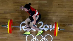 Atlet angkat besi Indonesia Dewi Safitri gagal menyumbang medali di cabang angkat besi kelas 53 kilogram wanita Olimpiade Rio 2016, Brazil, Minggu (7/8). (REUTERS)  