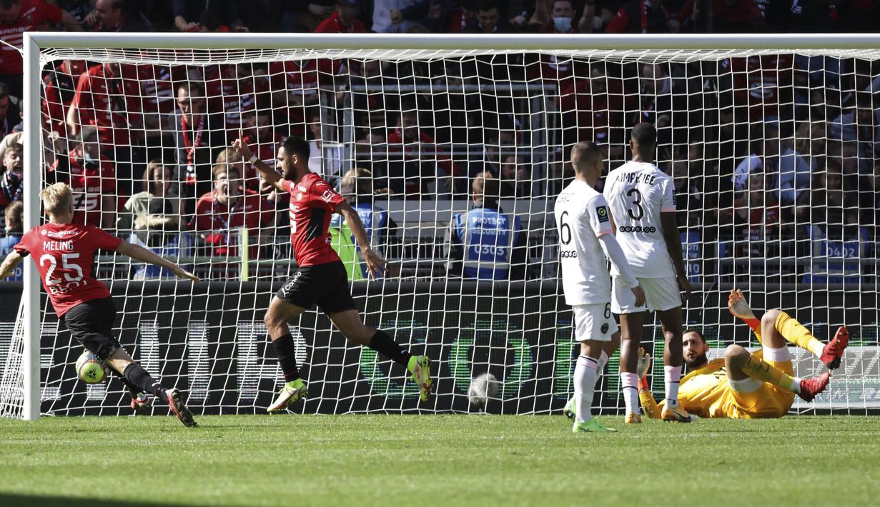 Laga yang berlangsung di Stadion Roazhon Park itu berakhir dengan kemenangan tim tuan rumah dengan dua gol tanpa balas. (AP/Jeremias Gonzales)
