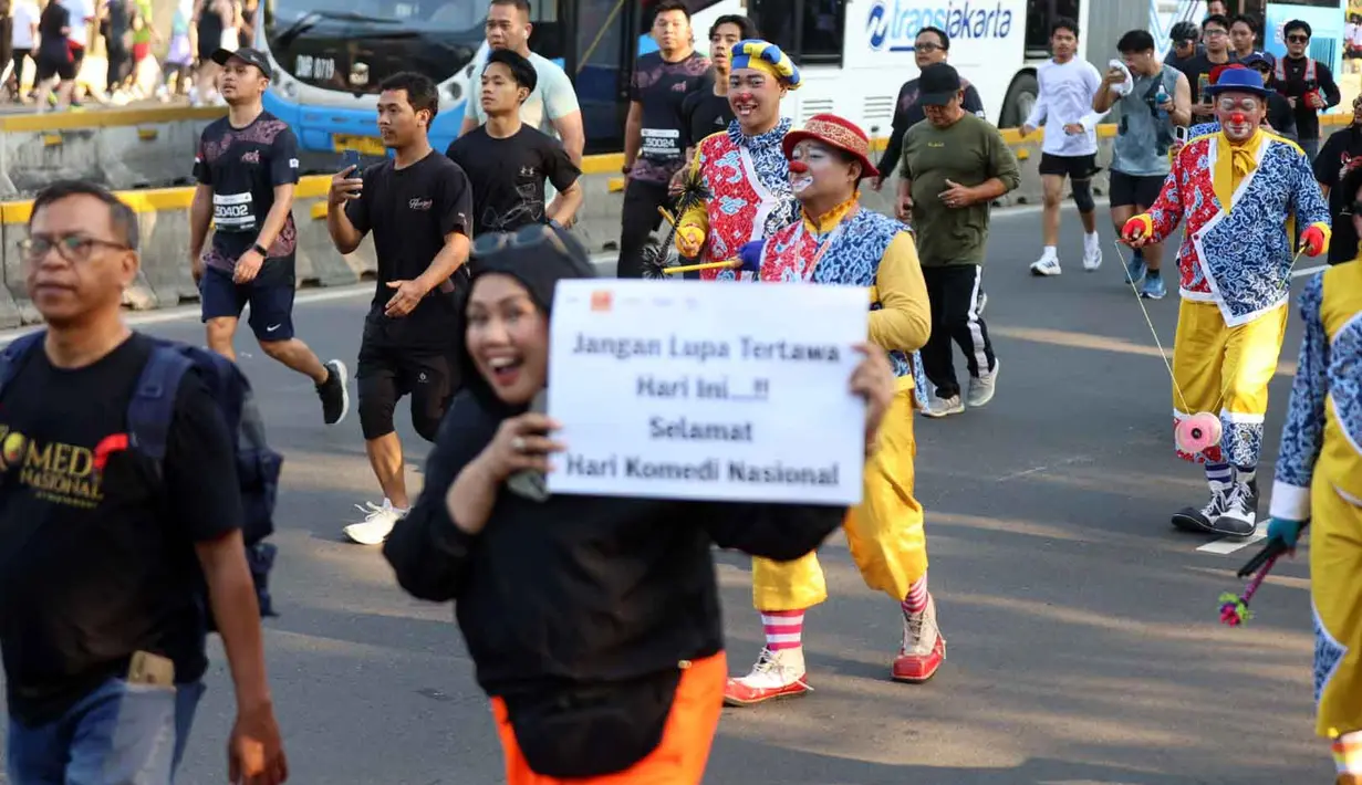 PaSKI (Persatuan Seniman Komedi Indonesia) melakukan kampanye Hari Komedi Nasional yang jatuh setiap tanggal 27 Oktober di sekitar Jenderal Sudirman, Jakarta, Minggu (21/9/2025). (Kapanlagi.com/Budy Santoso)