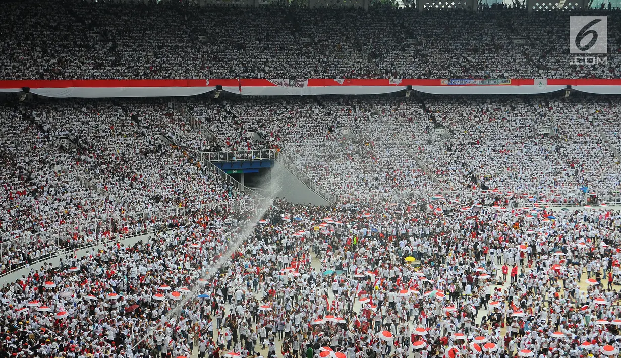 Suasana kampanye akbar Capres dan Cawapres nomor urut 01, Jokowi - Ma'ruf Amin di Stadion Gelora Bung Karno (SGBK), Jakarta, Sabtu (13/4). Kampanye akbar Kampanye akbar tersebut bertajuk konser putih bersatu. (Liputan6.com/Angga Yuniar)