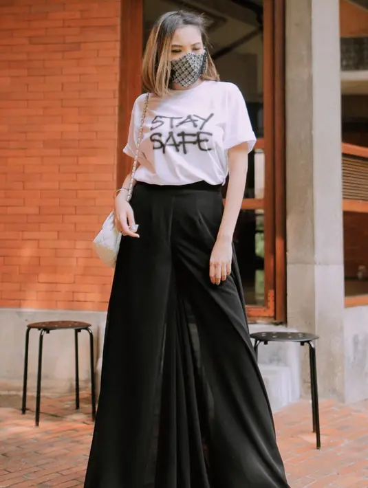 “Mau gitu. Aku pengennya tuh yang bisa membimbing aku di agama yang paling penting bawa aku ke agama, karena aku masih fakir ilmu banget dan aku pengen yang ngebawa aku ke bidang agama,” jelas Kiki. (Instagram/kikiamaliaworld)