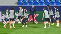 Para pemain FC Barcelona menghadiri sesi latihan menjelang matchday terakhir Grup C Liga Champions 2022/2023 melawan Viktoria Plzen di Plzen, Republik Ceko, Senin (31/10/2022). Ada empat pemain yang akan absen melawan Viktoria Plzen yakni Jules Kounde, Eric Garcia, Memphis Depay, serta Andreas Christensen. (Photo by Michal Cizek / AFP)