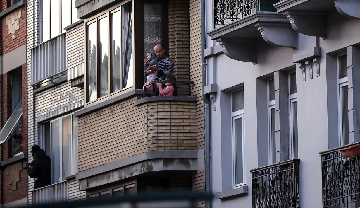 Warga bertepuk tangan dari balkon untuk menunjukkan penghormatan terhadap orang-orang yang bertugas di garis depan melawan pandemi virus corona COVID-19 di Brussel, Belgia,Selasa (14/4/2020). Kasus COVID-19 di Belgia terkonfirmasi sebanyak 31.119 positif dan 4.157 meninggal. (Xinhua/Zhang Cheng)
